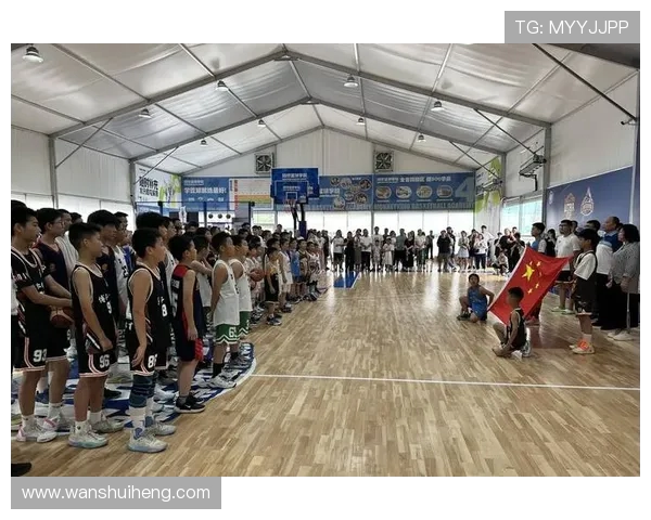 篮球热潮再起，全球赛事激战正酣，年轻球员崭露头角，未来赛场谁主沉浮